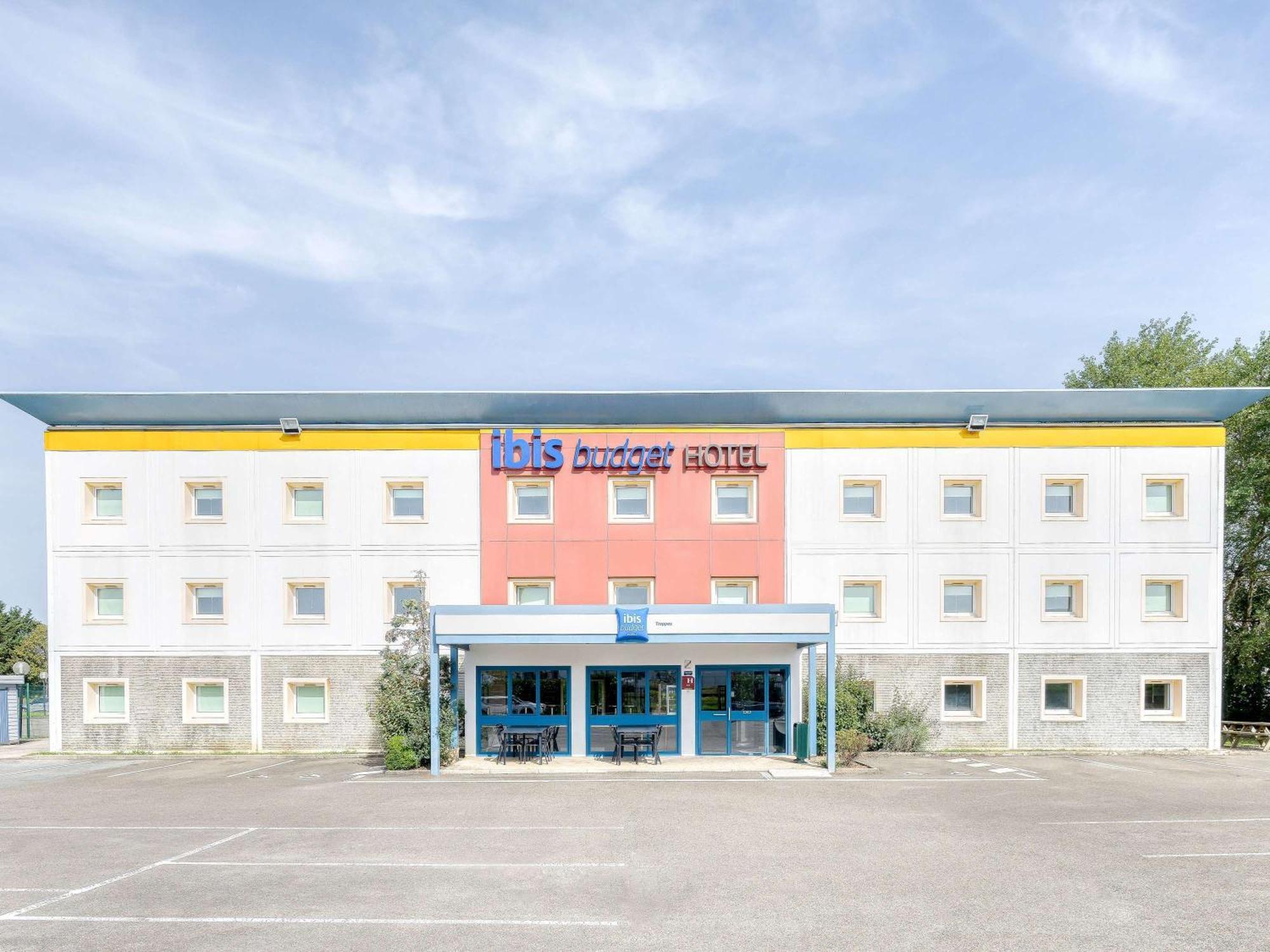 Ibis Budget Versailles - Trappes Exterior photo