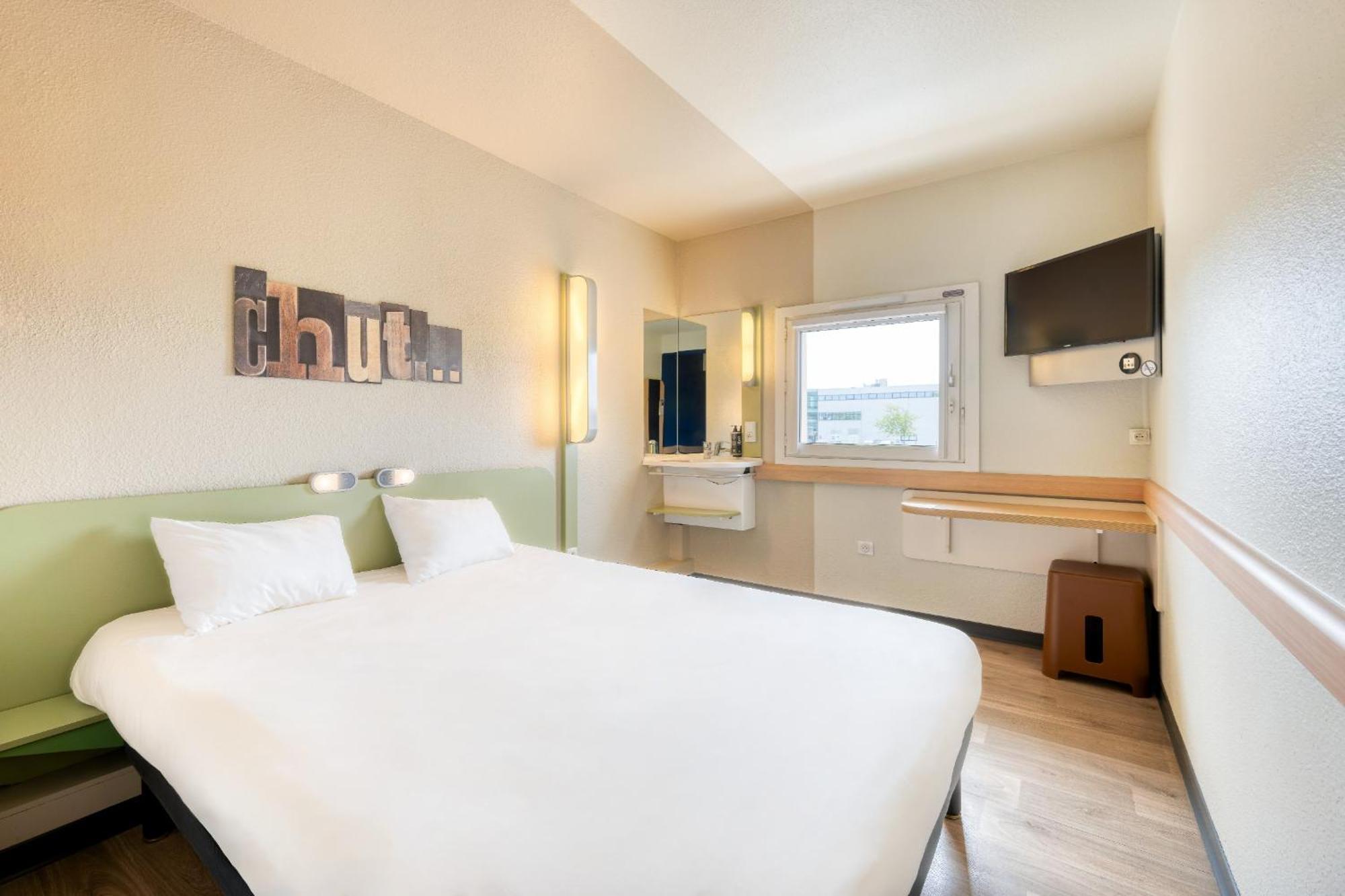 Ibis Budget Versailles - Trappes Exterior photo